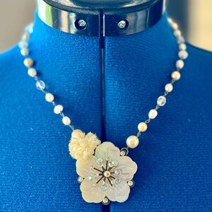 Les Nereides Mother of Pearl Flower Necklace
